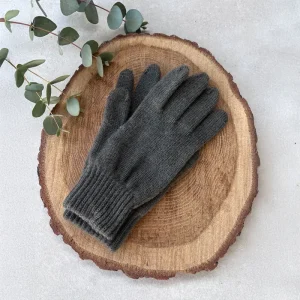 Guantes de mujer de lana merina teñidos con granada y ortiga – Tono gris natural