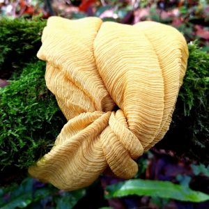 Cuello Turbante de Seda – Teñido con Piel de Granada (Amarillo Mostaza)