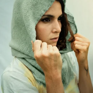 Cuello Capucha de Lana – Verde Suave Teñido con Ortiga