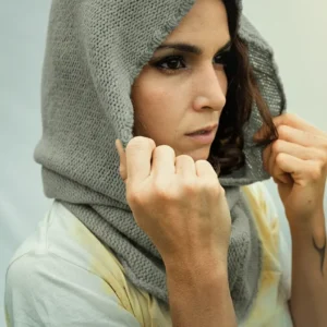 Cuello Capucha de Lana – Gris Natural Teñido con Ortiga y Granada