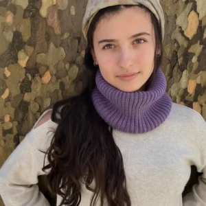 Cuello de lana teñido con cochinilla y óxido | Tono morado natural