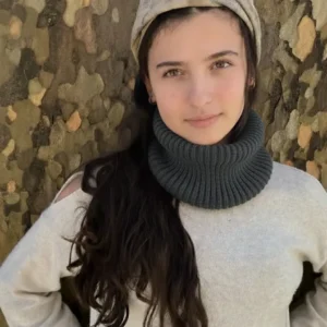 Cuello de lana teñido con ortiga, granada y óxido | Tono gris natural