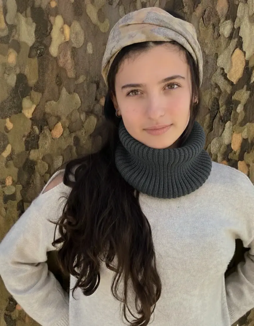 Cuello de lana teñido con ortiga, granada y óxido | Tono gris natural