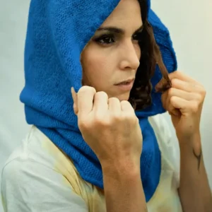 Cuello con capucha de lana teñido en índigo