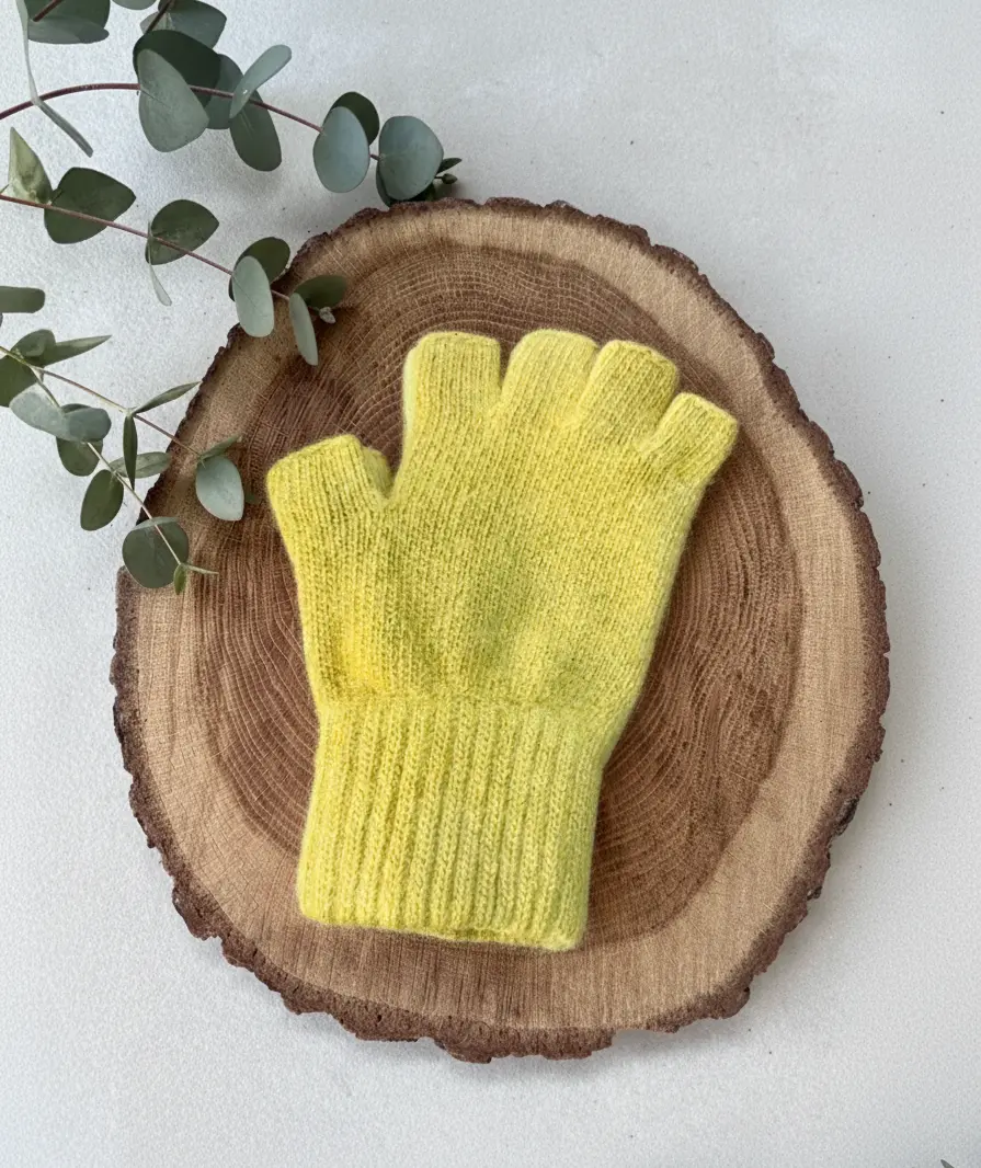 Mitones de mujer de lana teñidos con granada – Tono amarillo natural